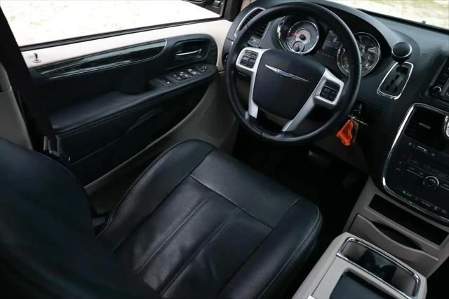 2016 Chrysler Town & Country Touring