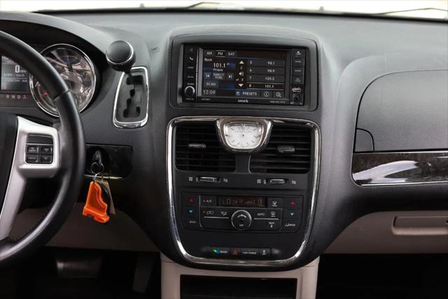 2016 Chrysler Town & Country Touring
