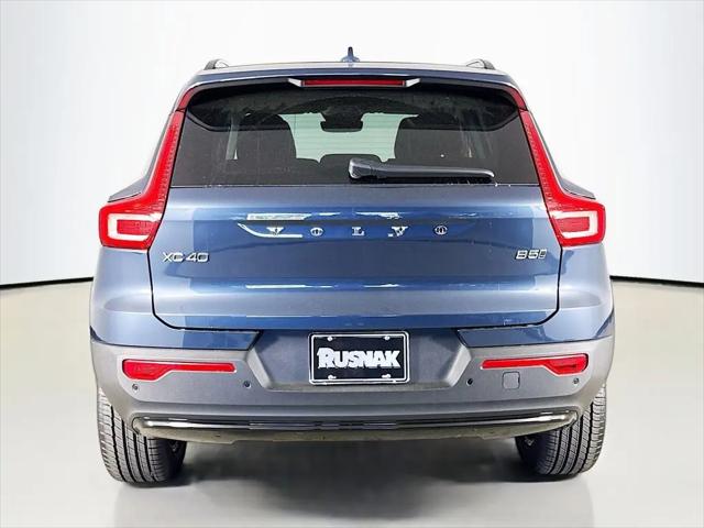 2026 Volvo XC40 Core, B5 AWD Gas (mild hybrid), Dark