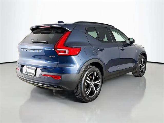 2026 Volvo XC40 Core, B5 AWD Gas (mild hybrid), Dark