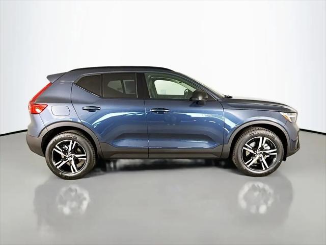 2026 Volvo XC40 Core, B5 AWD Gas (mild hybrid), Dark