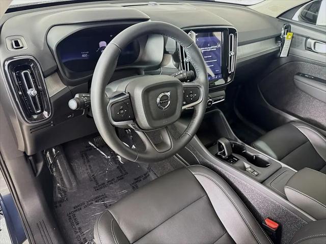 2026 Volvo XC40 Core, B5 AWD Gas (mild hybrid), Dark