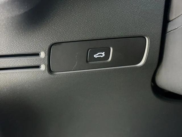 2026 Volvo XC40 Core, B5 AWD Gas (mild hybrid), Dark