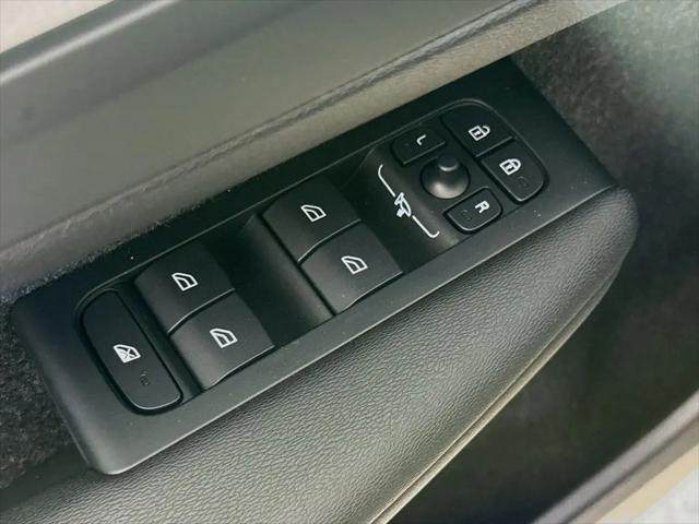 2026 Volvo XC40 Core, B5 AWD Gas (mild hybrid), Dark