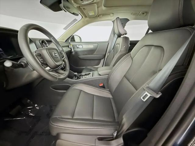 2026 Volvo XC40 Core, B5 AWD Gas (mild hybrid), Dark