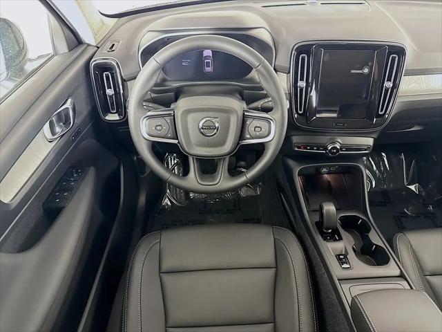 2026 Volvo XC40 Core, B5 AWD Gas (mild hybrid), Dark