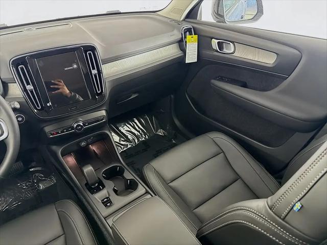 2026 Volvo XC40 Core, B5 AWD Gas (mild hybrid), Dark