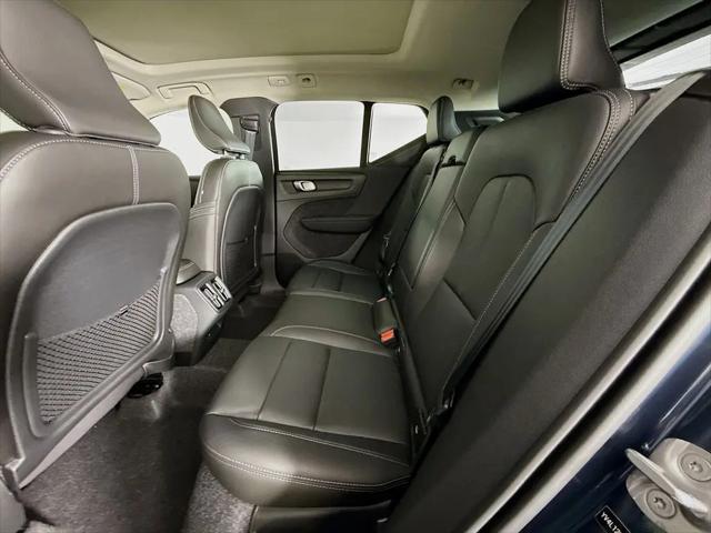 2026 Volvo XC40 Core, B5 AWD Gas (mild hybrid), Dark