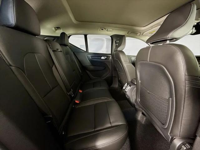2026 Volvo XC40 Core, B5 AWD Gas (mild hybrid), Dark