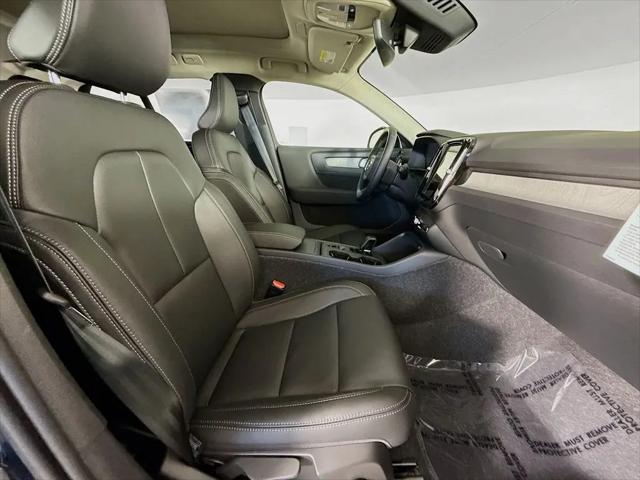 2026 Volvo XC40 Core, B5 AWD Gas (mild hybrid), Dark