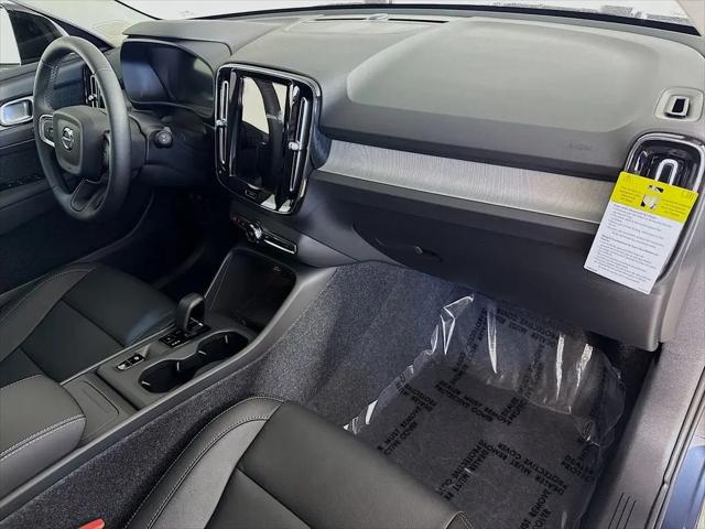 2026 Volvo XC40 Core, B5 AWD Gas (mild hybrid), Dark