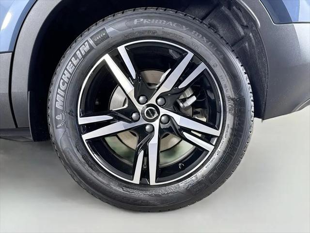 2026 Volvo XC40 Core, B5 AWD Gas (mild hybrid), Dark