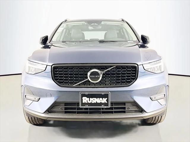 2026 Volvo XC40 Core, B5 AWD Gas (mild hybrid), Dark