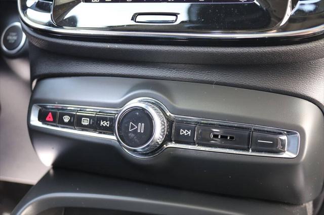 2023 Volvo XC40 B5 Ultimate Dark Theme