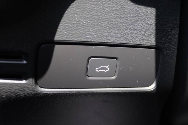 2023 Volvo XC40 B5 Ultimate Dark Theme