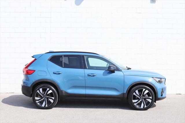 2023 Volvo XC40 B5 Ultimate Dark Theme