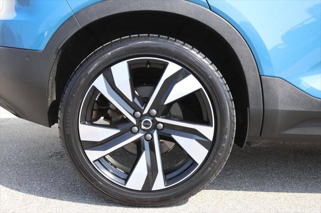 2023 Volvo XC40 B5 Ultimate Dark Theme