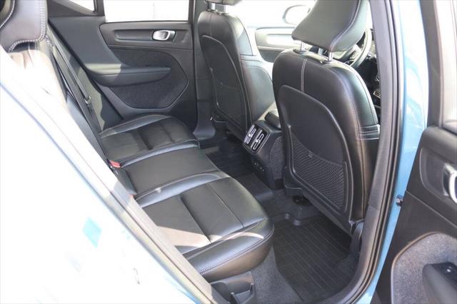 2023 Volvo XC40 B5 Ultimate Dark Theme
