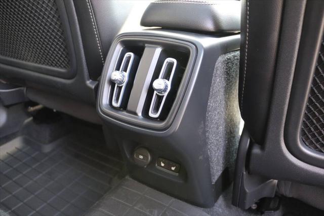2023 Volvo XC40 B5 Ultimate Dark Theme
