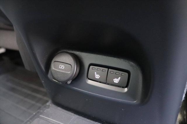 2023 Volvo XC40 B5 Ultimate Dark Theme