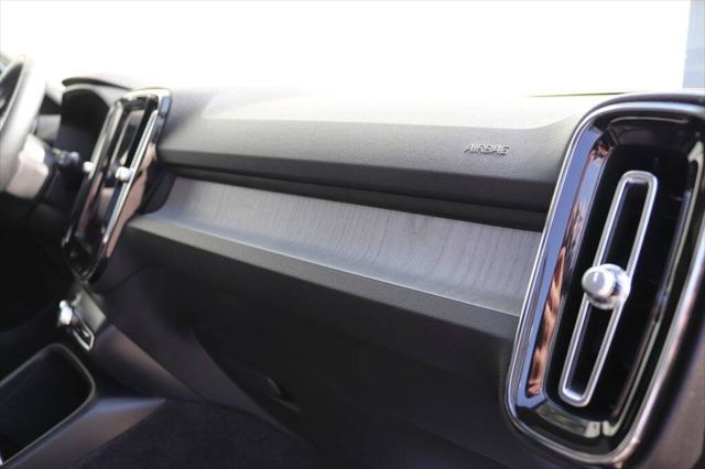 2023 Volvo XC40 B5 Ultimate Dark Theme
