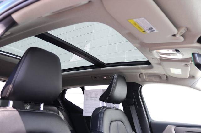2023 Volvo XC40 B5 Ultimate Dark Theme