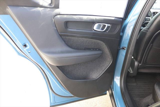 2023 Volvo XC40 B5 Ultimate Dark Theme