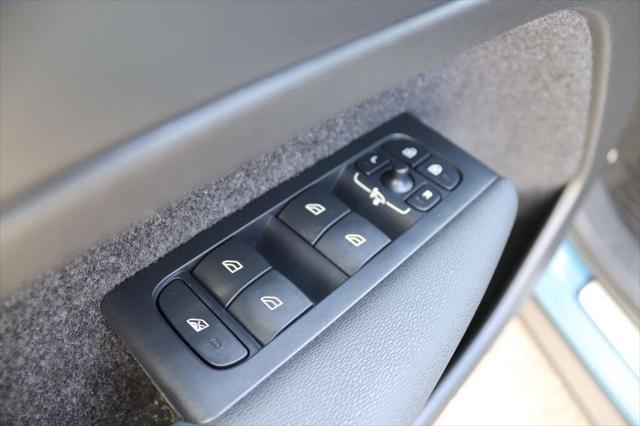 2023 Volvo XC40 B5 Ultimate Dark Theme
