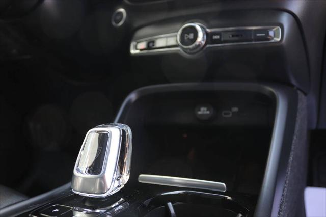 2023 Volvo XC40 B5 Ultimate Dark Theme