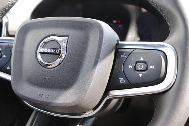 2023 Volvo XC40 B5 Ultimate Dark Theme