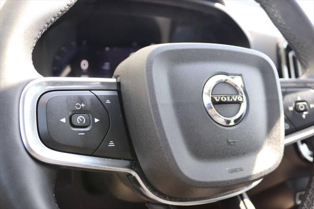 2023 Volvo XC40 B5 Ultimate Dark Theme