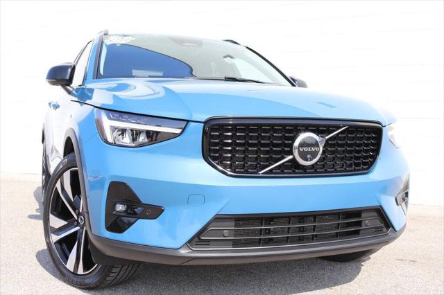 2023 Volvo XC40 B5 Ultimate Dark Theme