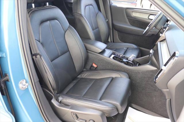 2023 Volvo XC40 B5 Ultimate Dark Theme