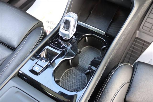 2023 Volvo XC40 B5 Ultimate Dark Theme