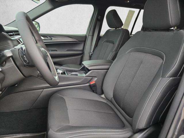 2026 Jeep Grand Cherokee Laredo 4x2