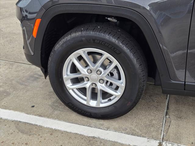2026 Jeep Grand Cherokee Laredo 4x2