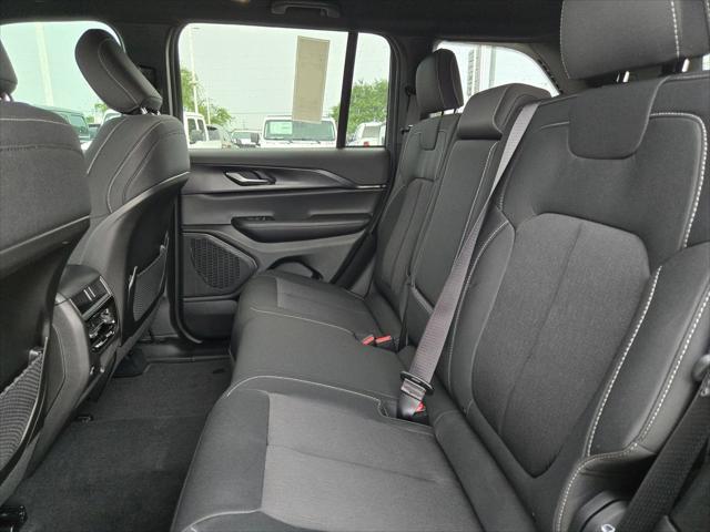 2026 Jeep Grand Cherokee Laredo 4x2