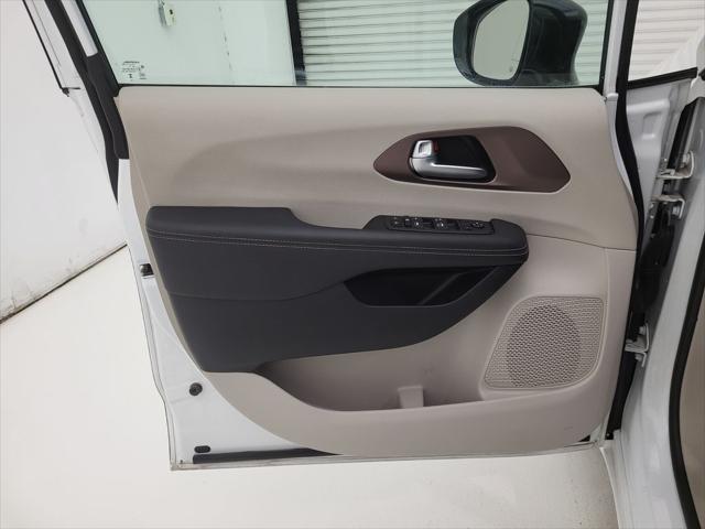2024 Chrysler Voyager LX