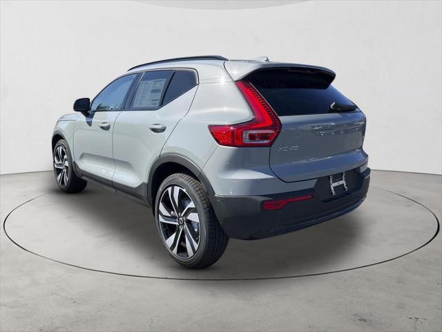 2026 Volvo XC40 Plus, B5 AWD Gas (mild hybrid), Dark