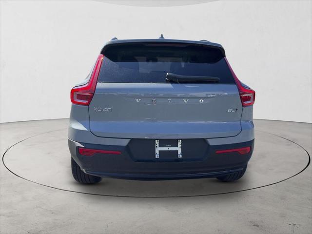 2026 Volvo XC40 Plus, B5 AWD Gas (mild hybrid), Dark