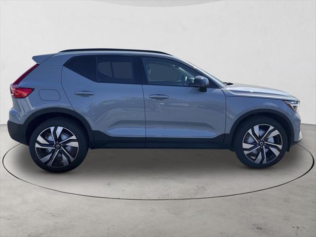 2026 Volvo XC40 Plus, B5 AWD Gas (mild hybrid), Dark