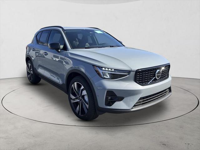 2026 Volvo XC40 Plus, B5 AWD Gas (mild hybrid), Dark