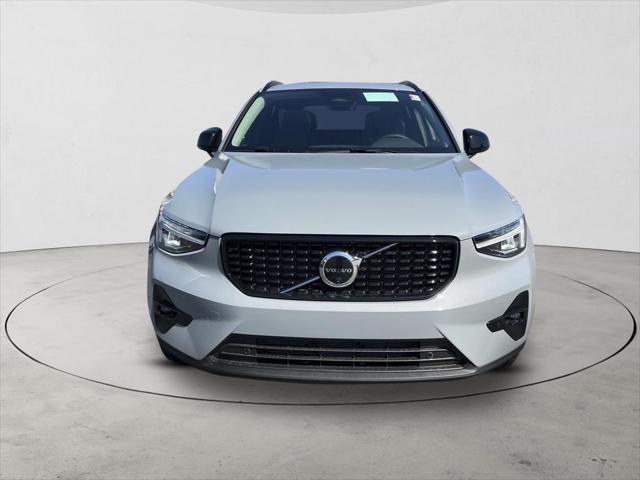 2026 Volvo XC40 Plus, B5 AWD Gas (mild hybrid), Dark