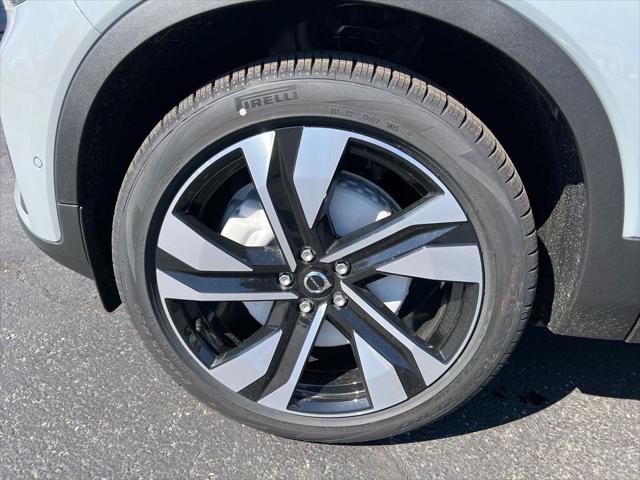2026 Volvo XC40 Plus, B5 AWD Gas (mild hybrid), Dark