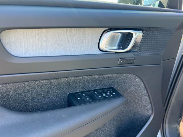 2026 Volvo XC40 Plus, B5 AWD Gas (mild hybrid), Dark