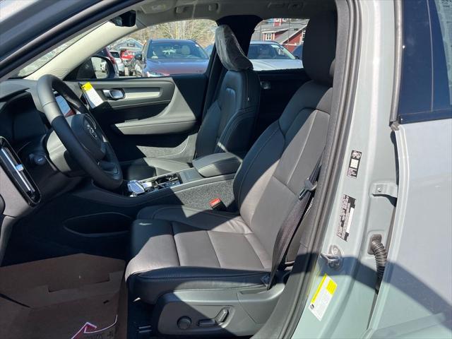 2026 Volvo XC40 Plus, B5 AWD Gas (mild hybrid), Dark