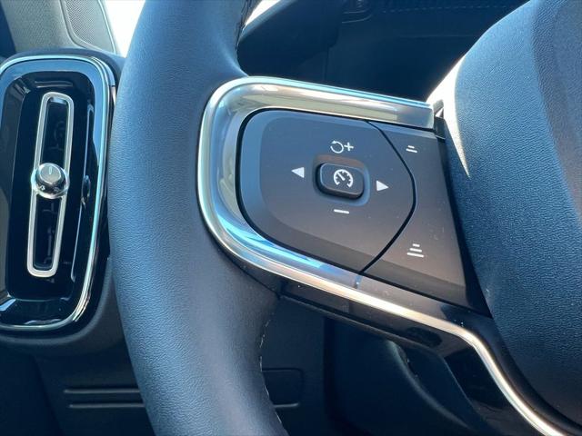 2026 Volvo XC40 Plus, B5 AWD Gas (mild hybrid), Dark