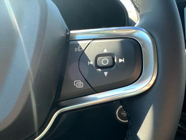 2026 Volvo XC40 Plus, B5 AWD Gas (mild hybrid), Dark