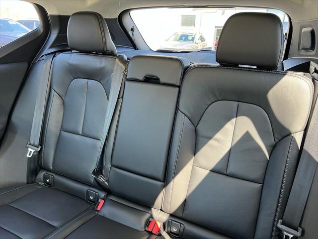 2026 Volvo XC40 Plus, B5 AWD Gas (mild hybrid), Dark
