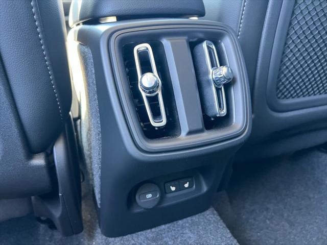 2026 Volvo XC40 Plus, B5 AWD Gas (mild hybrid), Dark